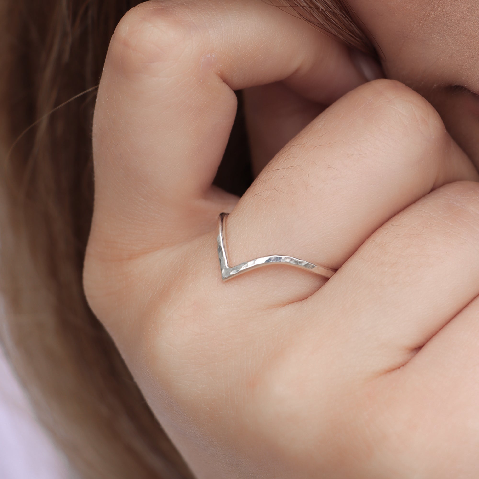 NEYA | Bague chevron martelée - Hipsy