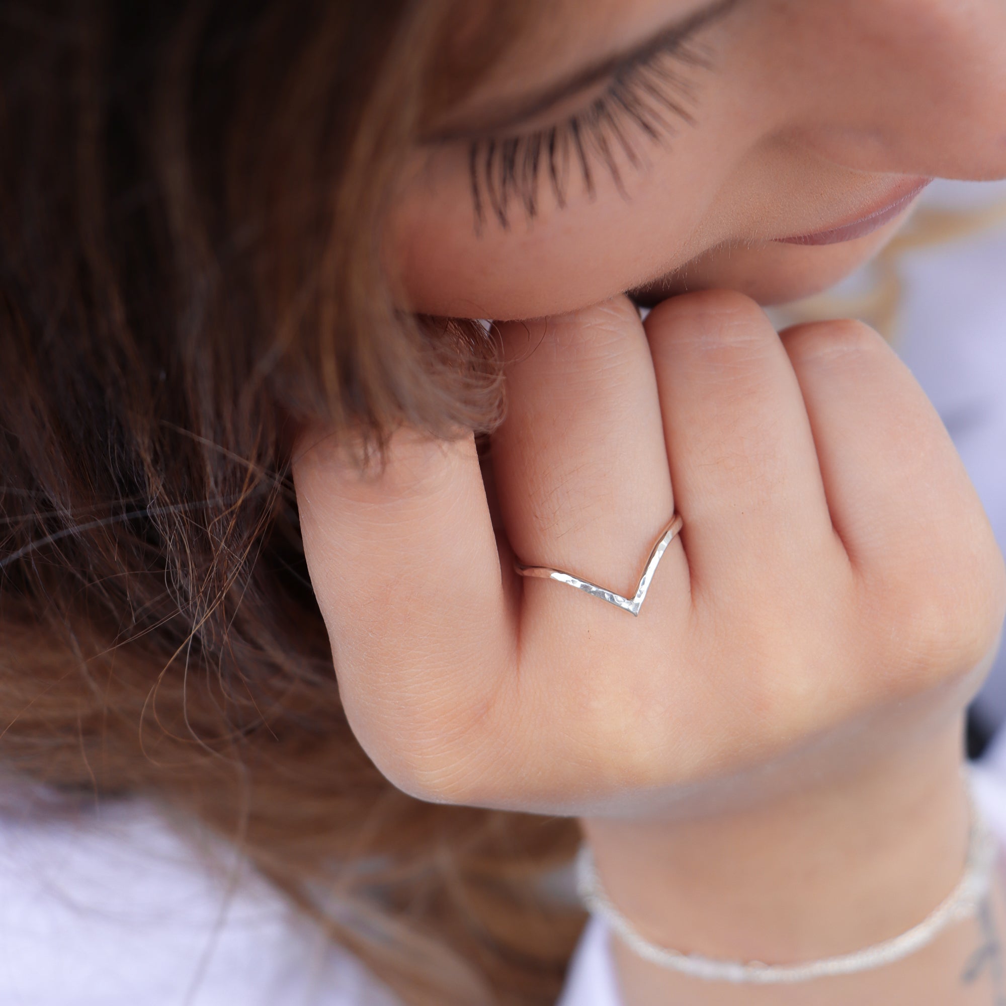 NEYA | Bague chevron martelée - Hipsy