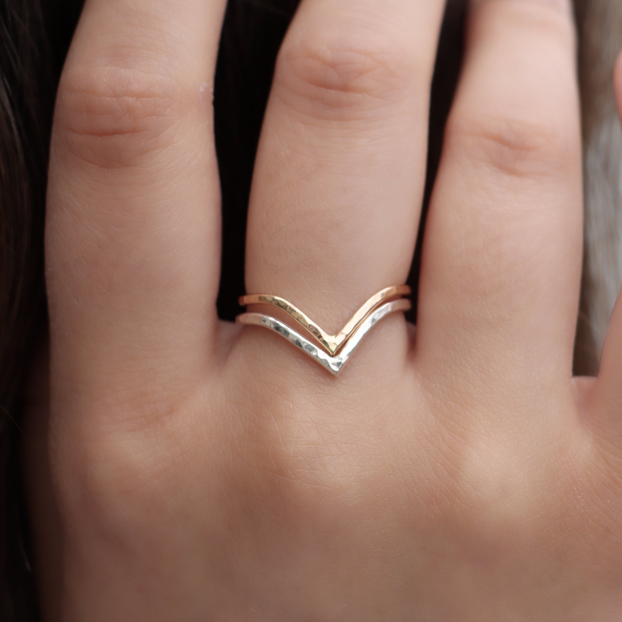 NEYA | Bague chevron martelée - Hipsy