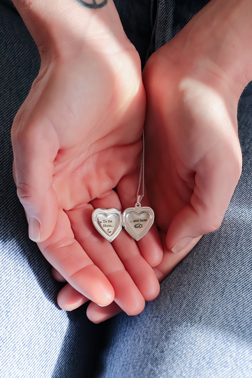 Secret Locket | Collier médaillon à graver plaqué argent - Hipsy