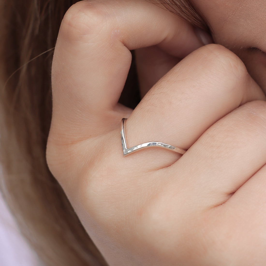 NEYA | Bague chevron martelée - Hipsy
