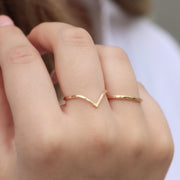 NEYA | Bague chevron martelée - Hipsy