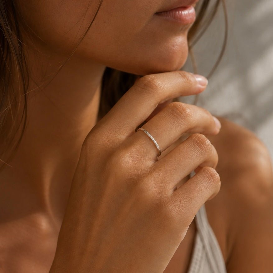 NOLA | Fine bague martelée - Hipsy