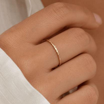 NOLA | Fine bague martelée - Hipsy